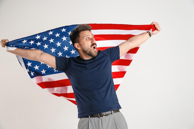 Молодой человек с флагом Соединенных Штатов Америки