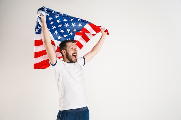 アメリカ合衆国の旗を持つ青年