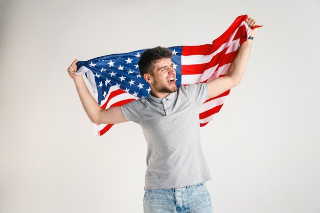 アメリカ合衆国の旗を持つ青年