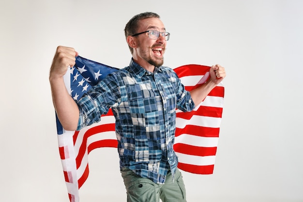 Foto gratuita giovane con la bandiera degli stati uniti d'america