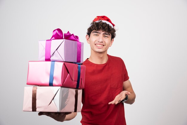 Молодой человек с подарочными коробками