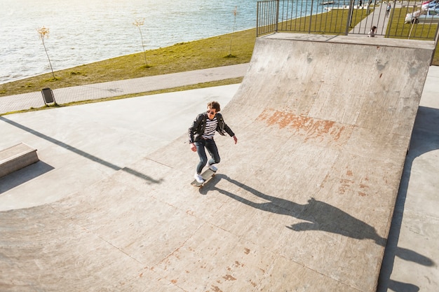 Giovane con il suo skateboard allo skate park