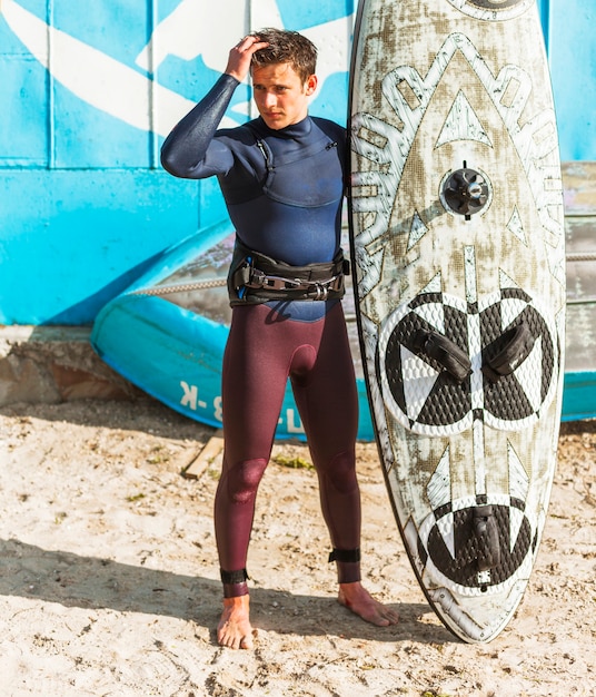 Free photo young man with kitesurf board