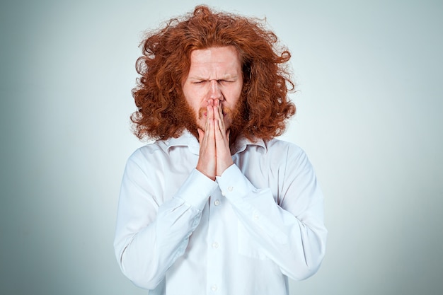 Foto gratuita giovane con lunghi capelli rossi nel pensiero