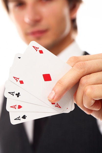 ポーカーカードを持つ若者、クローズアップ