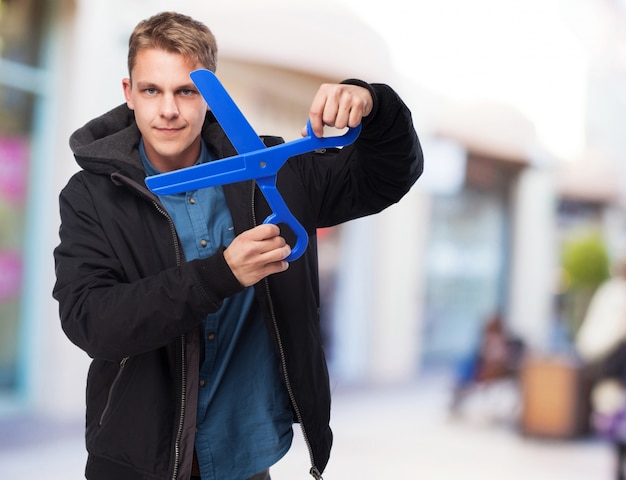 Free photo young man with scissors