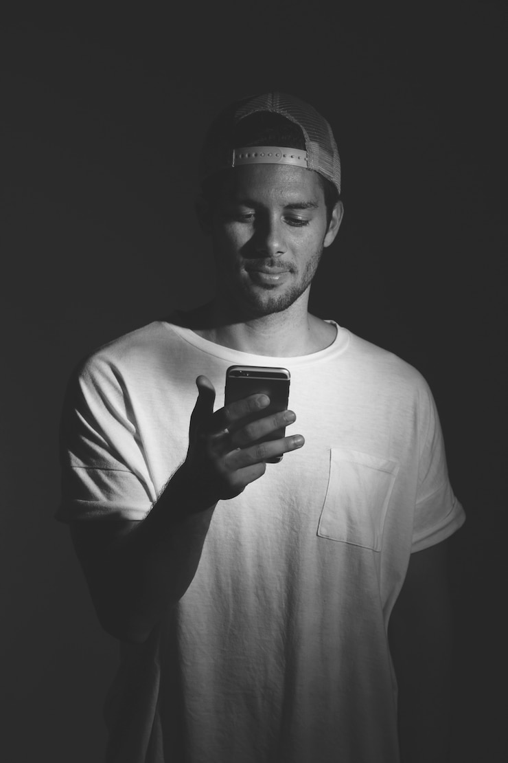 無料Photo スマートフォンを持つ若い男