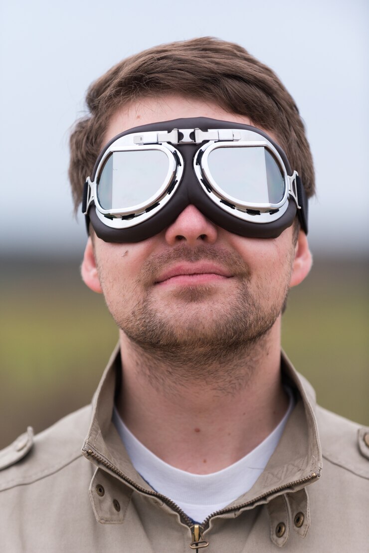 無料Photo steampunk aviatorゴーグルを持つ若い男