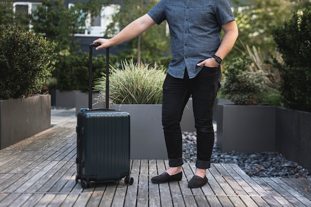 スーツケースと若い男