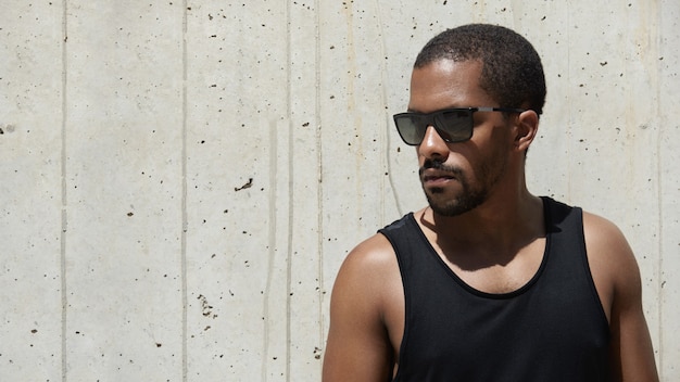 Free photo young man with sunglasses wearing sportswear