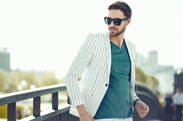 Free photo young man with sunglasses