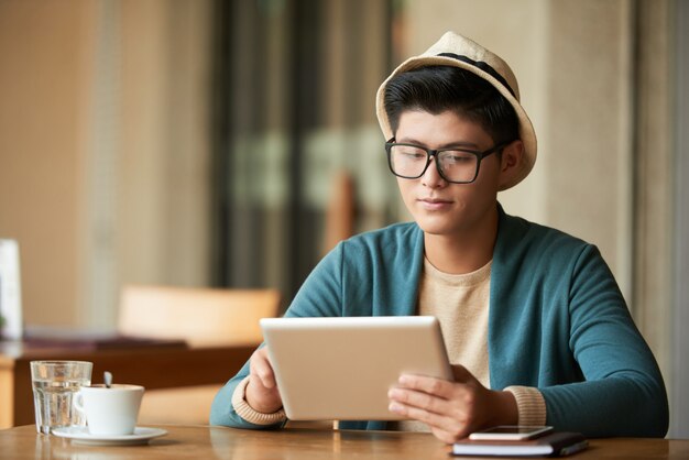 タブレットと若い男