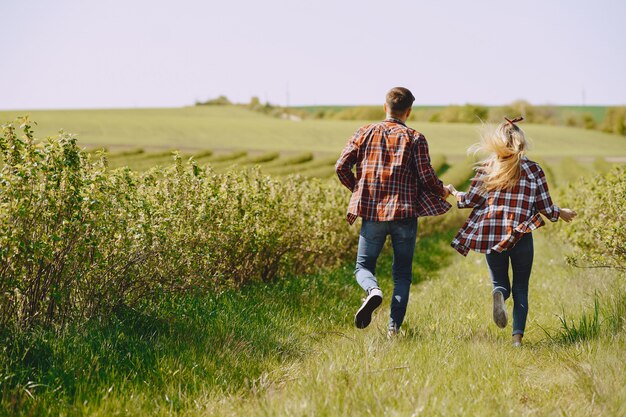 Пара молодой мужчина и женщина в поле летом