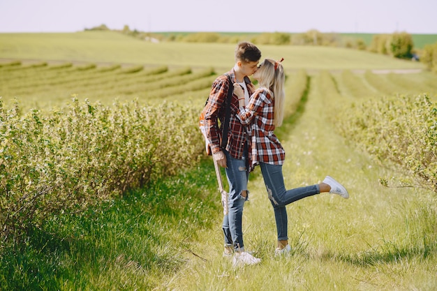 Пара молодой мужчина и женщина в поле летом