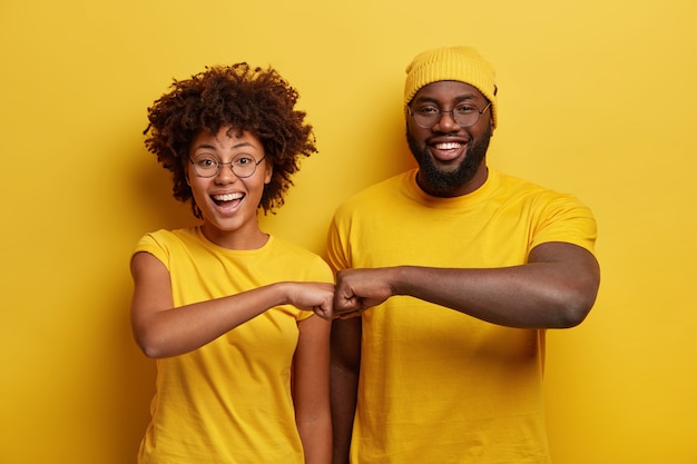 Free photo young man and woman dressed in yellow