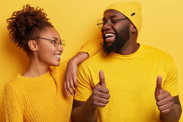 Free photo young man and woman dressed in yellow