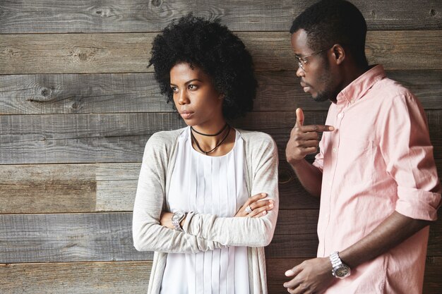 会話をしている若い男性と女性