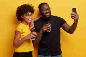 Free photo young man and woman holding cups of coffee