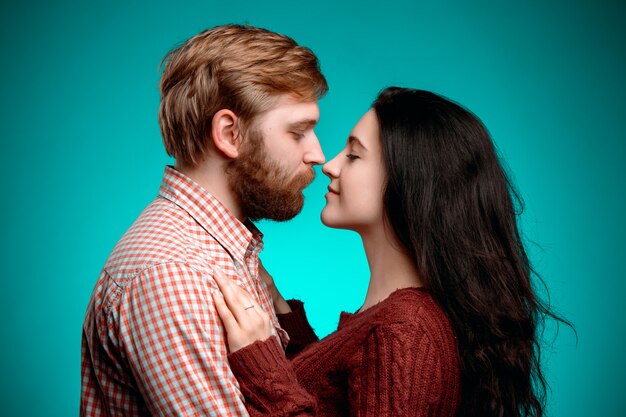 若い男性と女性のキス