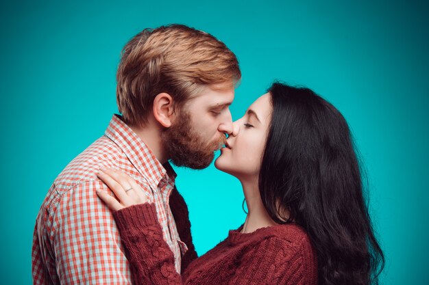 若い男性と女性のキス