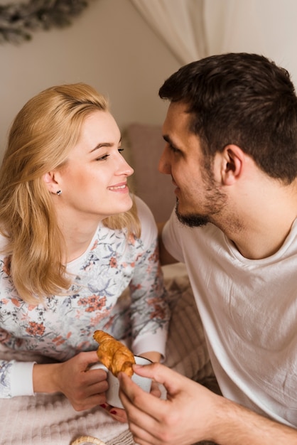 若い男と女がお互いを見て