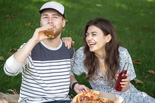 Un giovane uomo e una donna durante un picnic in un appuntamento insieme