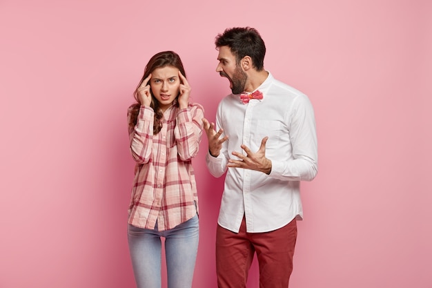 Free photo young man and woman posing together