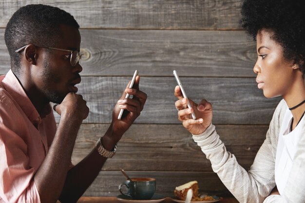 カフェに座っている若い男と女