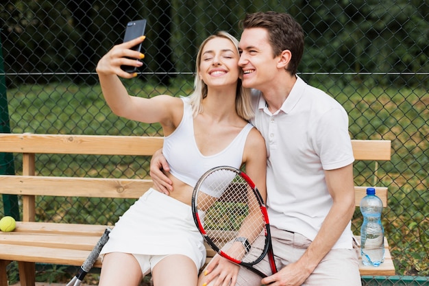 若い男と女、selfieを取る
