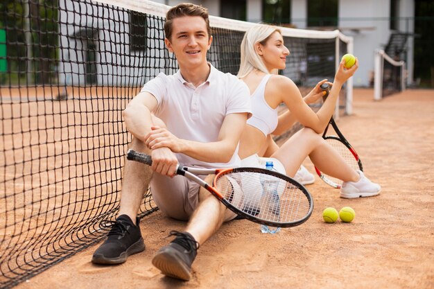 젊은 남자와 여자 테니스 라켓