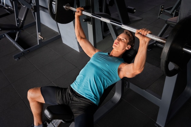 Free photo young man working out at the gym for bodybuilding