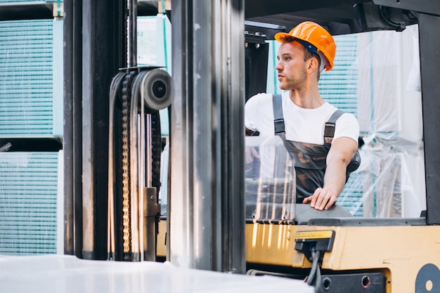 Free photo young man working at a warehouse with boxes