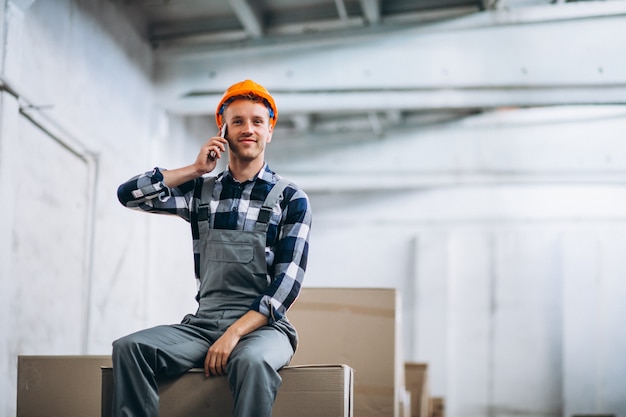 Free photo young man working at a warehouse with boxes