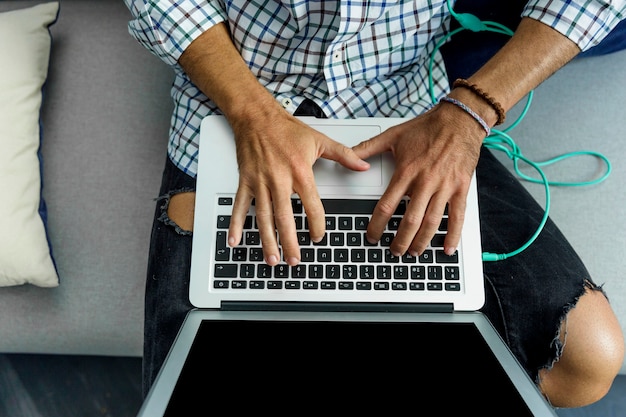 Foto gratuita giovane che lavora con il computer portatile