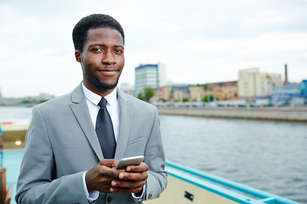 Foto gratuita giovane manager sul ponte superiore