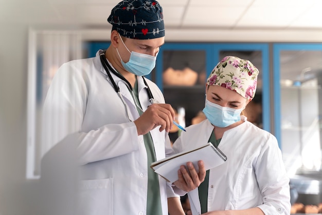 Foto gratuita giovane studentessa di medicina che fa pratica in un ospedale