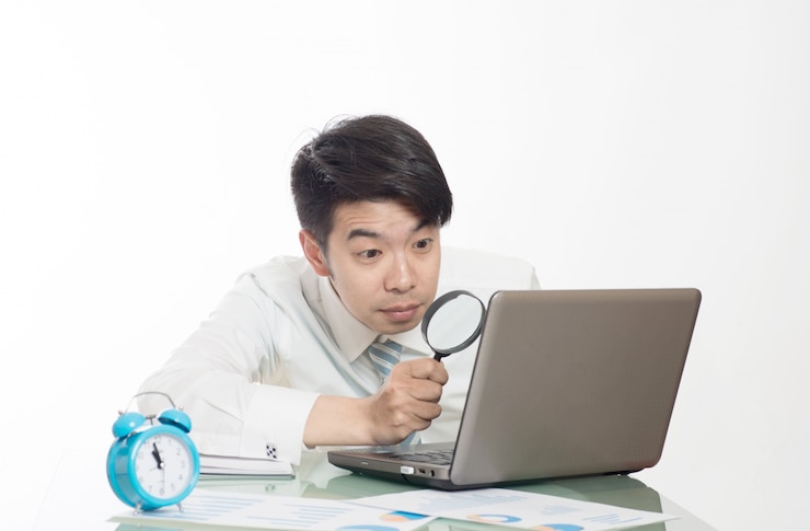 무료 Photo 사무실에서 초과 근무 젊은 남자