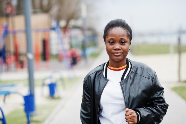 Молодая миллениальная африканская американка в городе Счастливая чернокожая женщина Концепция поколения Z