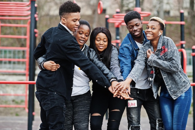 야외 체육관에서 젊은 밀레니얼 아프리카 친구들 Z세대 우정 개념과 함께 즐거운 시간을 보내는 행복한 흑인
