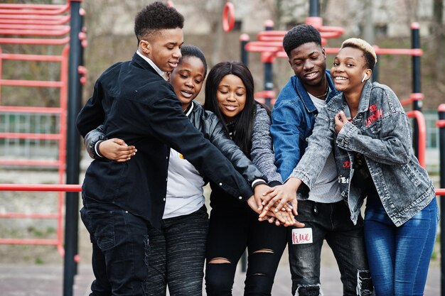 アウトドアジムで若いミレニアル世代のアフリカの友人一緒に楽しんでいる幸せな黒人世代Zの友情の概念