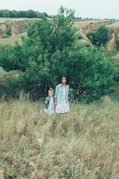 젊은 어머니와 딸이 푸른 잔디에