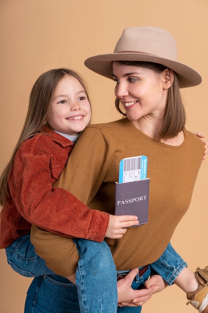 Free photo young mother and daughter ready for traveling vacation