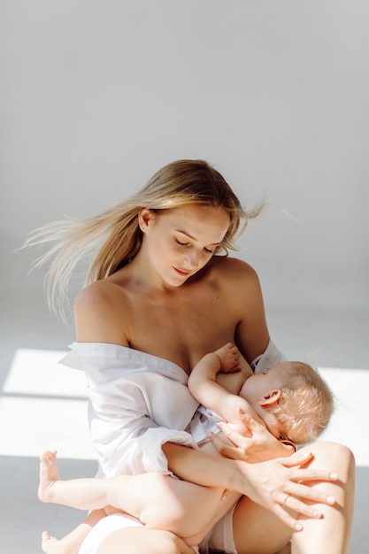 Free photo young mother and her beautiful daughter