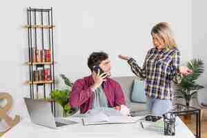 Foto gratuita giovane madre guardando padre con bambino parlando al telefono