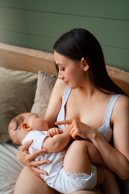 Foto gratuita giovane madre che trascorre del tempo con il bambino