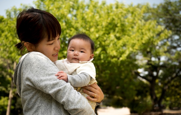 Foto gratuita giovane madre che trascorre del tempo con il suo bambino