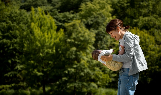 그녀의 아기와 함께 시간을 보내는 젊은 어머니