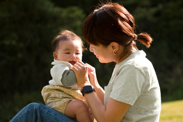 赤ちゃんと一緒に時間を過ごす若い母親