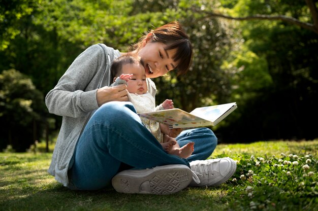 赤ちゃんと一緒に時間を過ごす若い母親