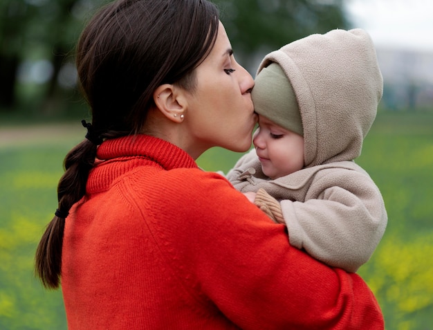 Foto gratuita giovane madre che trascorre del tempo con sua figlia